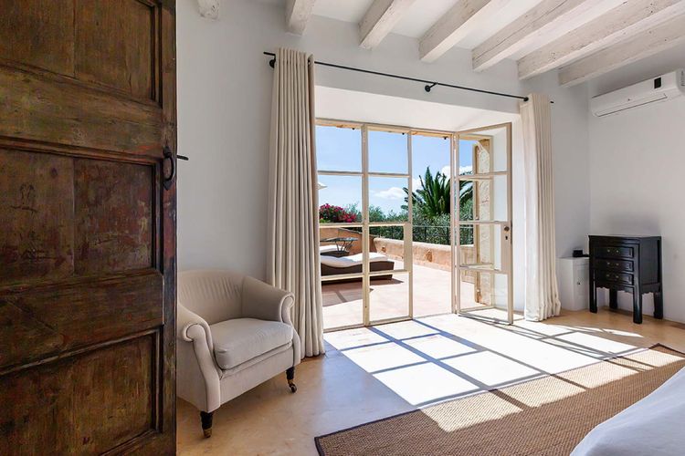 Schlafzimmer mit Panoramafenster Finca Mallorca PM 650